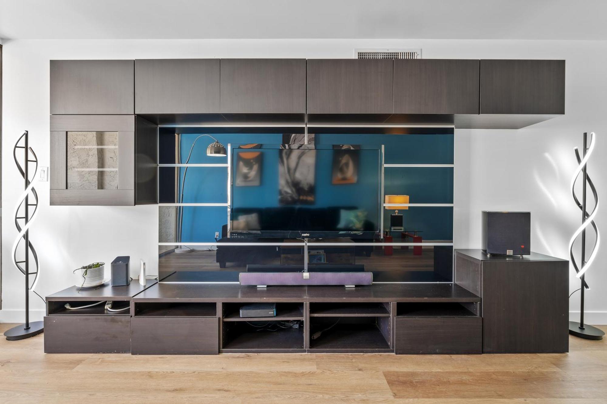 Primo Location - Heated Pool & Parking