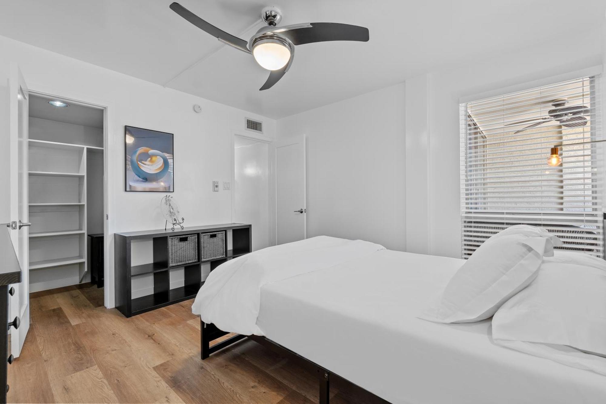 Primo Location - Heated Pool & Parking Apartment