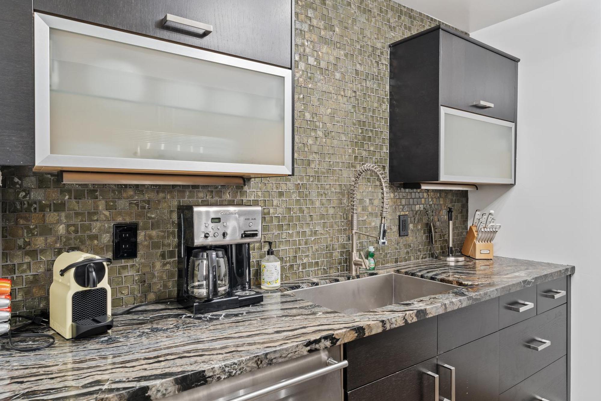 Apartment Primo Location - Heated Pool & Parking