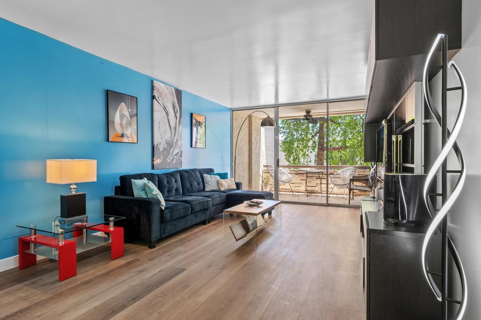 Primo Location - Heated Pool & Parking