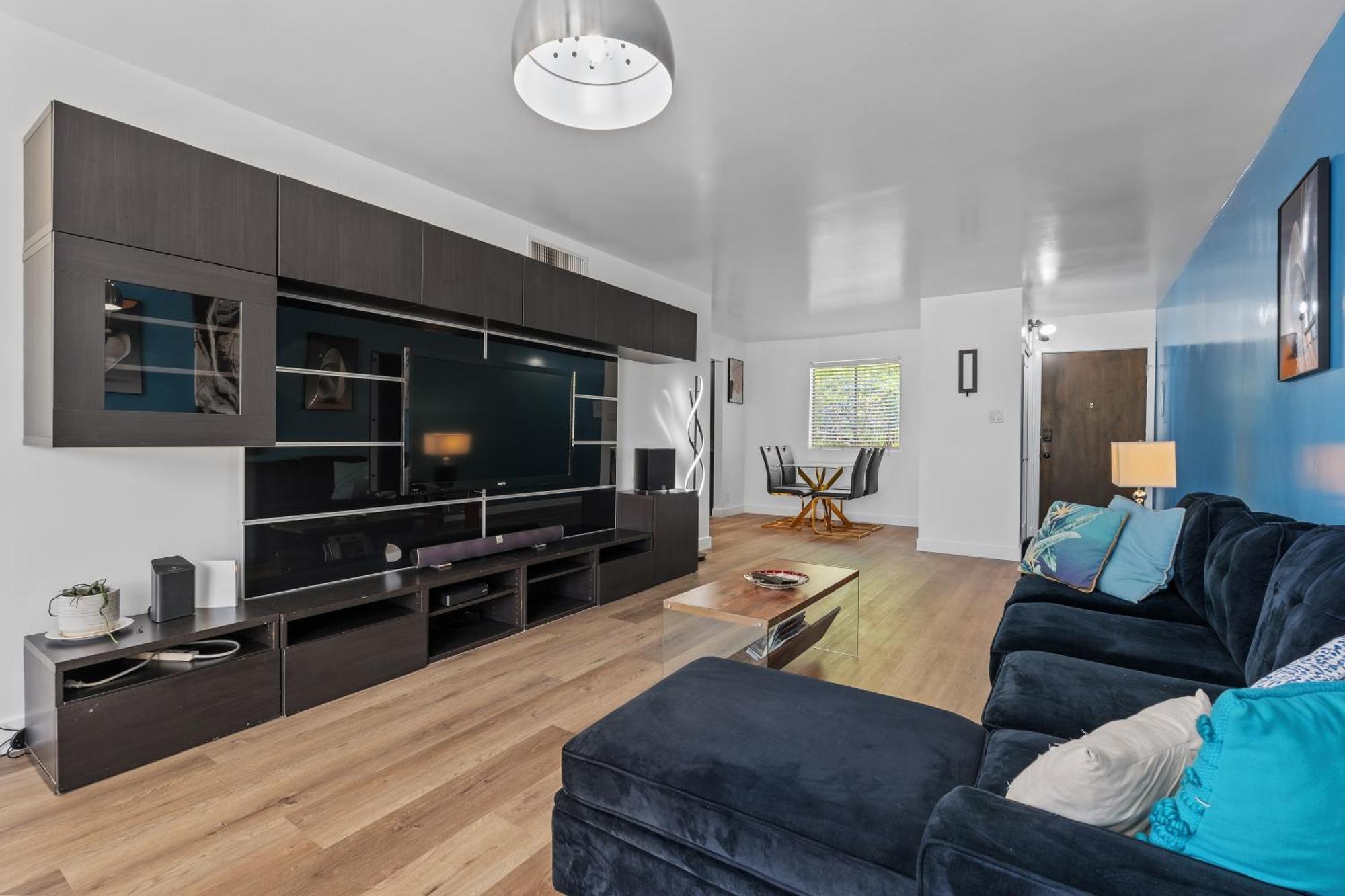 Primo Location - Heated Pool & Parking Apartment *